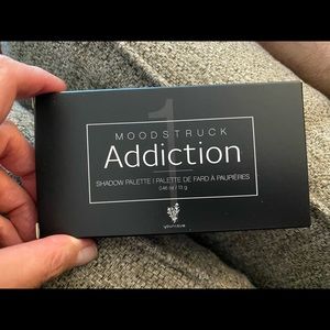 Younique Moonstruck Addiction Shadow Palette #1